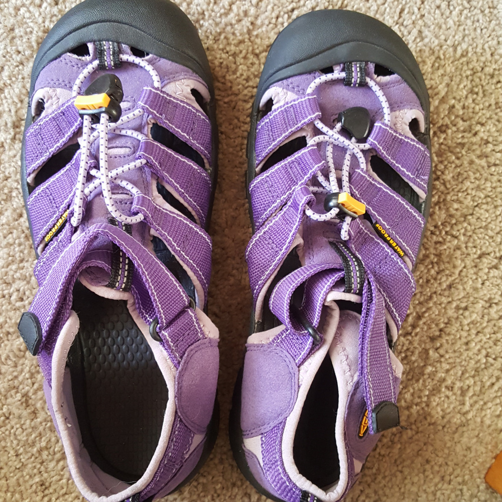 ⬇️PRICE DROP⬇️Keen Sandals